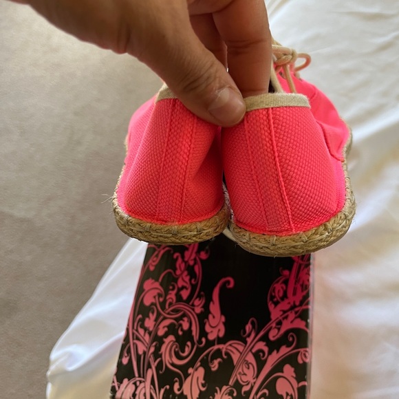 Neon pink size 5 1/2 fabric sneakers - Picture 2 of 6